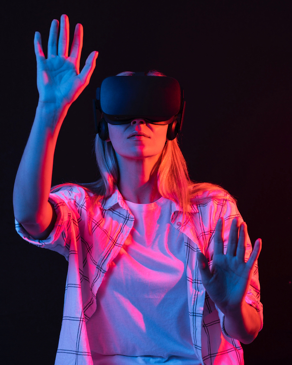 girl shopping with virtual reality headset>